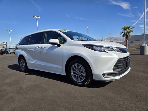 Used 2025 Toyota Sienna XLE image 2