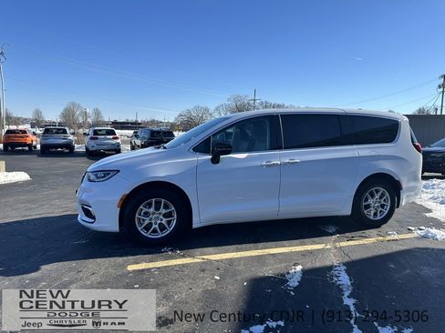 Used 2024 Chrysler Pacifica Touring-L image 1
