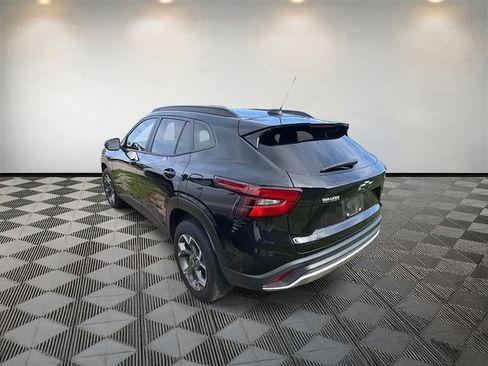 Used 2024 Chevrolet Trax LT w/ Driver Confidence Package FWD image 8