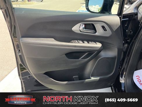 Used 2025 Chrysler Pacifica Limited FWD image 6