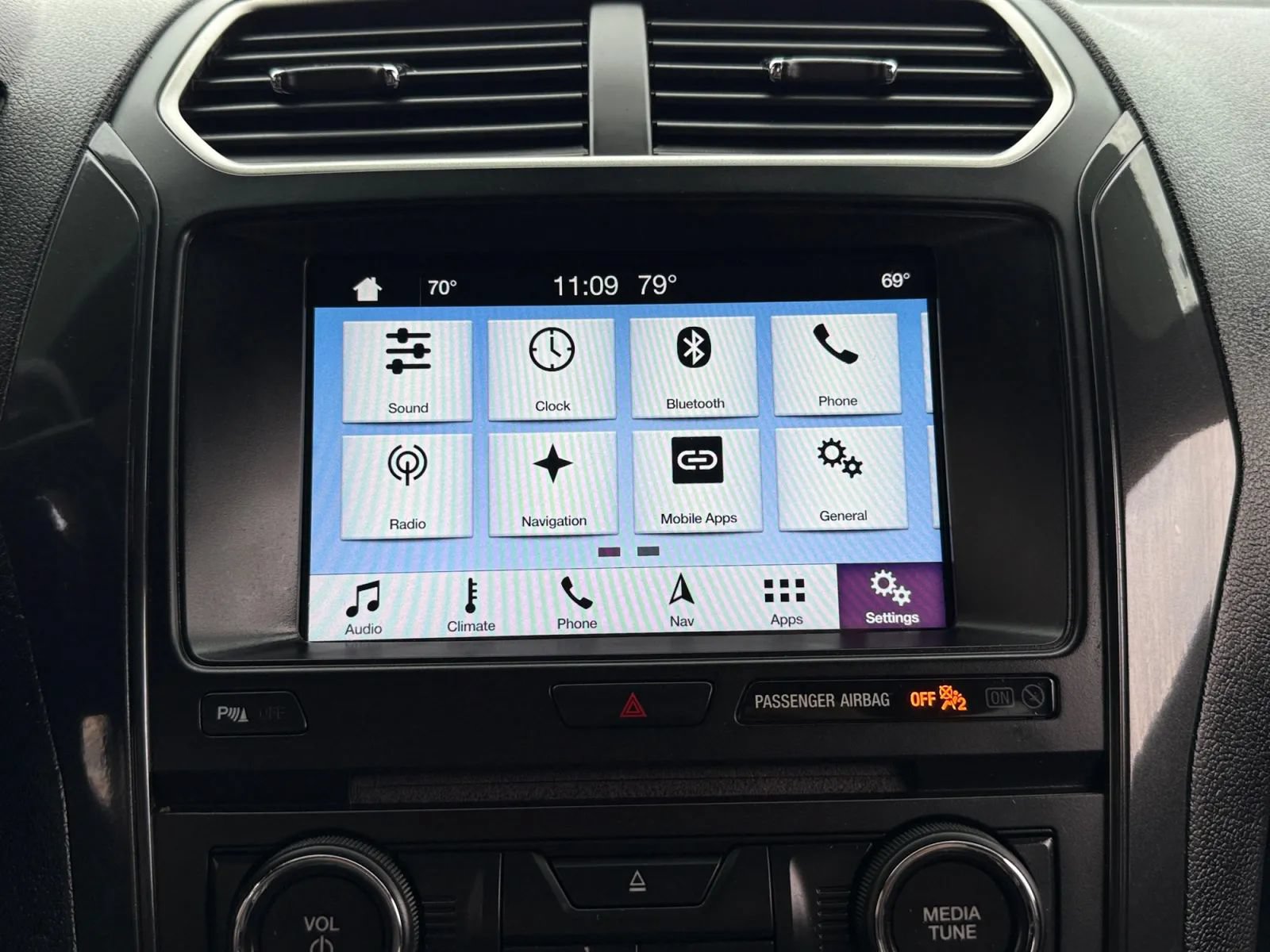 Used 2017 Ford Explorer XLT w/ Equipment Group 202A AWD/4WD image 36
