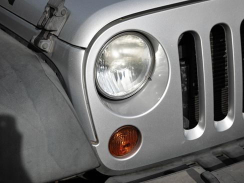 Used 2012 Jeep Wrangler Unlimited Rubicon w/ Connectivity Group image 10