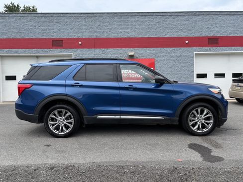 Used 2020 Ford Explorer XLT w/ Equipment Group 202A AWD/4WD image 2