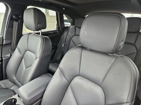 Certified 2025 Porsche Macan image 6