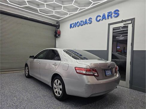 Used 2011 Toyota Camry LE FWD image 3