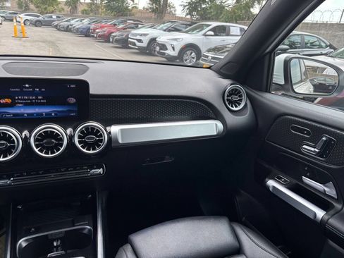 Used 2025 Mercedes-Benz GLB 250 4MATIC image 37
