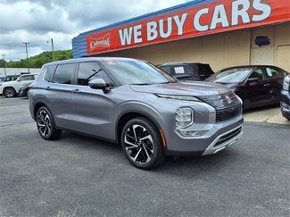 Used 2022 Mitsubishi Outlander SE image 1