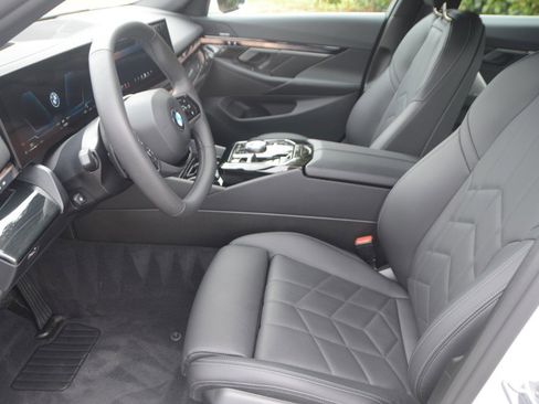 Used 2025 BMW 540i xDrive w/ Premium Package image 11