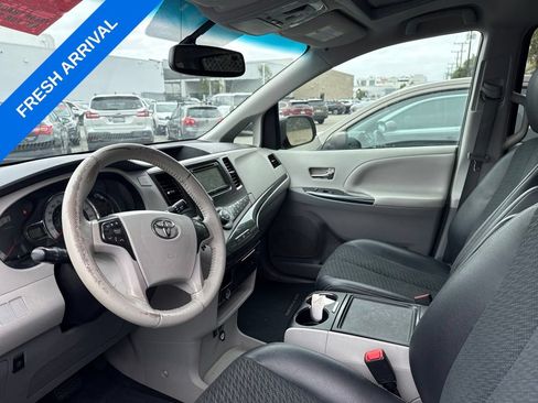 Used 2014 Toyota Sienna SE FWD image 3