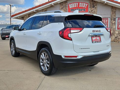 Used 2024 GMC Terrain SLT image 2