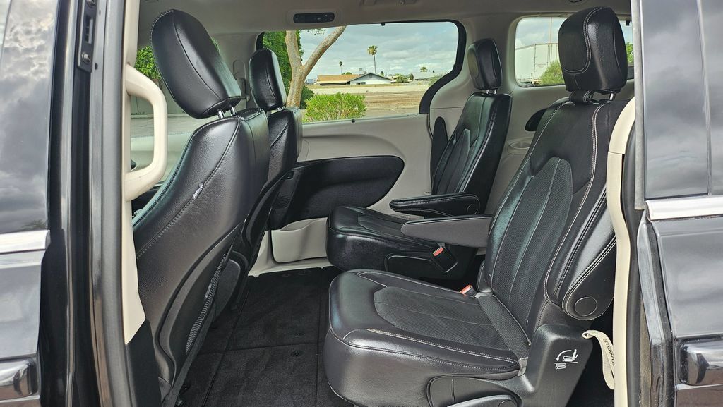Used 2022 Chrysler Pacifica Touring-L FWD image 26