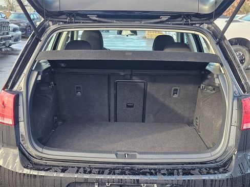 Used 2017 Volkswagen Golf S image 10