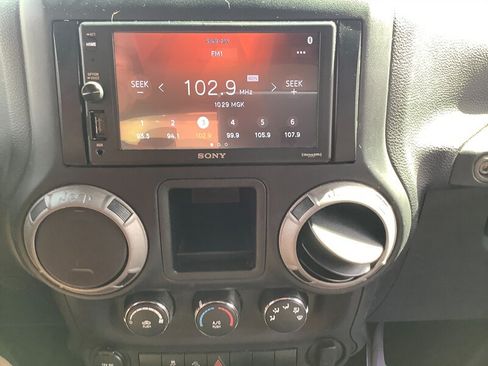 Used 2017 Jeep Wrangler Sport AWD/4WD image 18