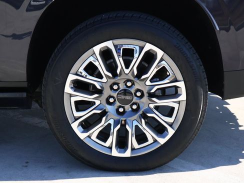 Used 2024 GMC Yukon XL Denali Ultimate AWD/4WD image 11