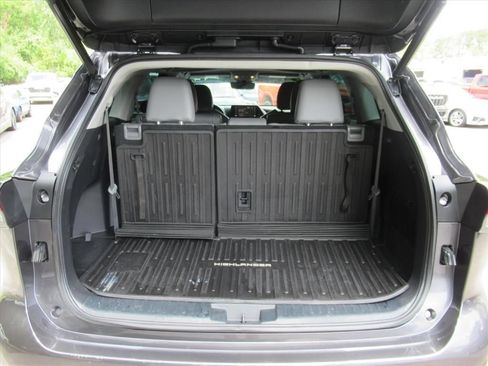 Used 2022 Toyota Highlander XLE FWD image 38