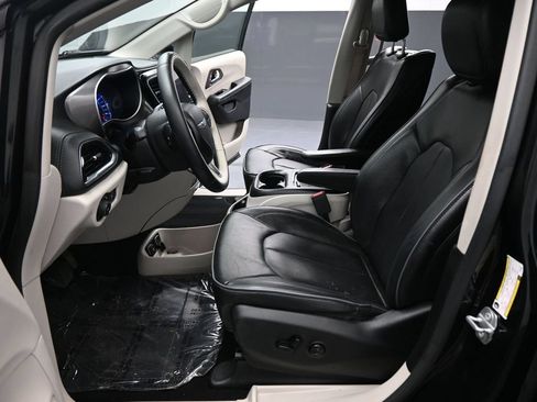 Used 2018 Chrysler Pacifica Limited w/ Advanced Safetytec Group FWD image 10