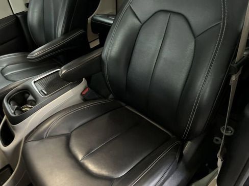 Used 2023 Chrysler Pacifica Touring-L FWD image 18
