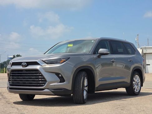 Used 2025 Toyota Grand Highlander AWD image 25