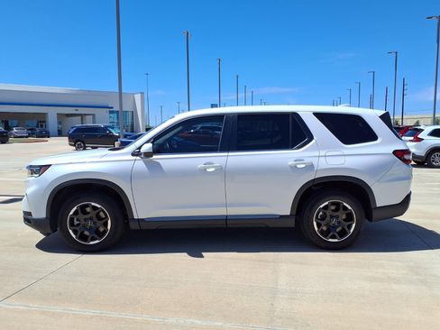 Used 2025 Honda Pilot EX-L image 3