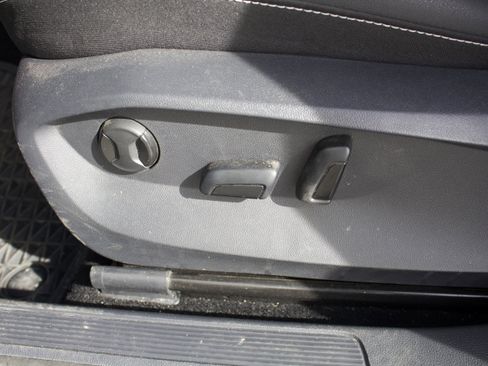 Used 2023 Volkswagen Taos SE w/ Panoramic Sunroof Package image 13