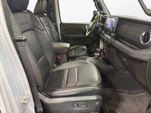 Used 2024 Jeep Wrangler Unlimited Sahara w/ Technology Group AWD/4WD image 9
