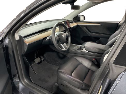 Certified 2023 Tesla Model Y Long Range AWD/4WD image 9