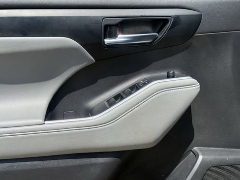 Used 2022 Toyota Highlander XLE FWD image 25