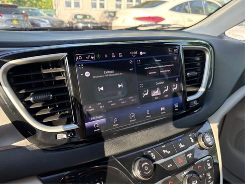 Used 2023 Chrysler Pacifica Touring-L FWD image 13