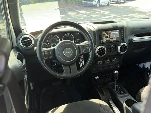 Used 2015 Jeep Wrangler Unlimited Sahara w/ Connectivity Group AWD/4WD image 18