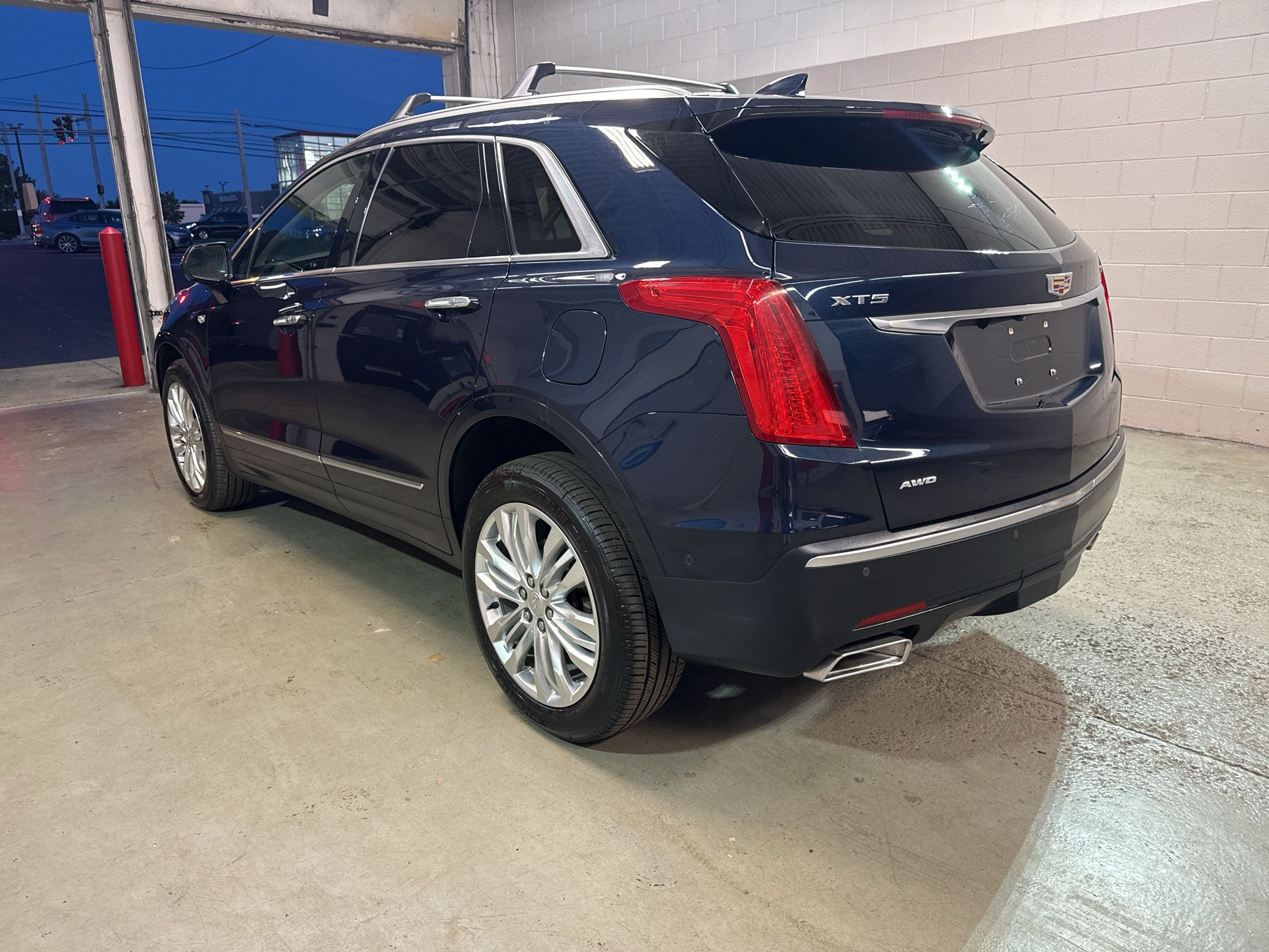 Used 2017 Cadillac XT5 Premium Luxury w/ Driver Assist Package AWD/4WD image 5
