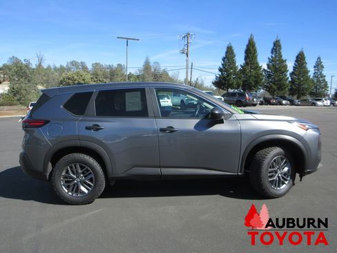 Used 2023 Nissan Rogue S image 2