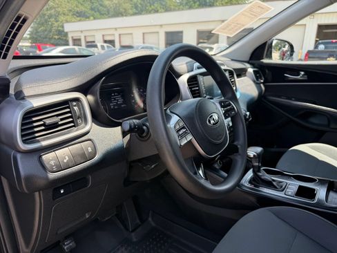 Used 2019 Kia Sorento FWD image 17