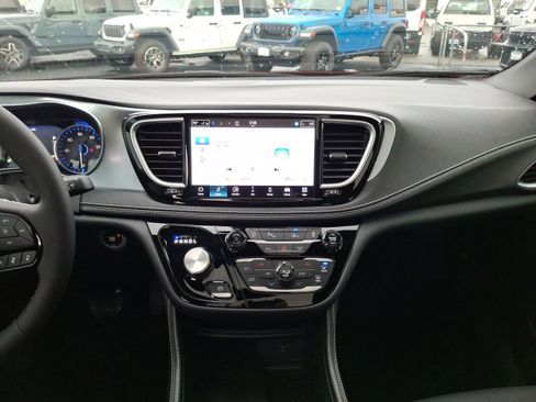 New 2026 Chrysler Pacifica Limited w/ S Appearance Package image 12