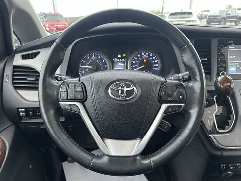 Used 2019 Toyota Sienna Limited image 26