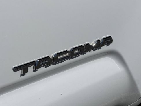 Certified 2017 Toyota Tacoma TRD Off-Road AWD/4WD image 25
