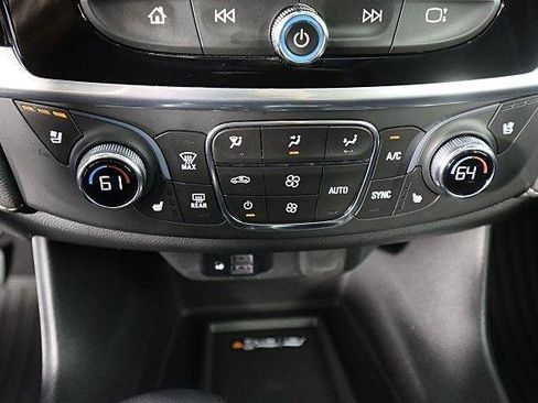 Used 2022 Chevrolet Traverse Premier image 34