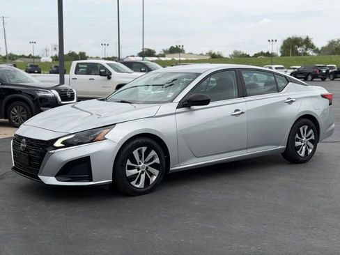Used 2024 Nissan Altima 2.5 S FWD image 3