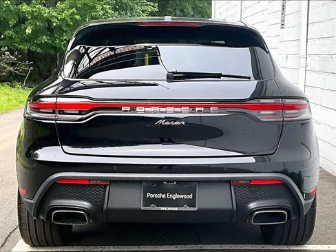 Certified 2025 Porsche Macan AWD/4WD image 9