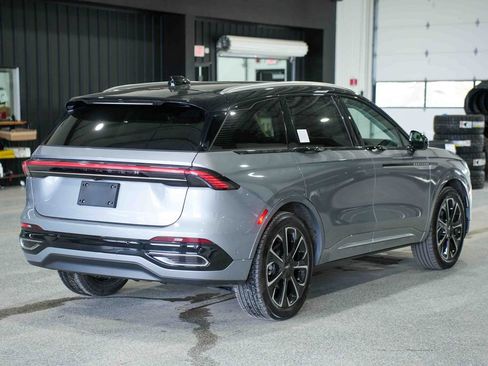 Used 2024 Lincoln Nautilus Reserve w/ Equipment Group 202A image 5