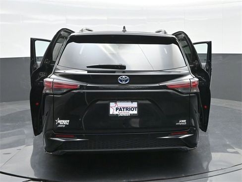 Used 2022 Toyota Sienna XSE image 63
