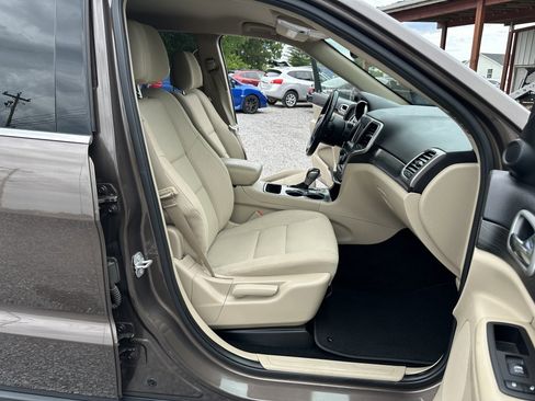 Used 2020 Jeep Grand Cherokee Laredo image 15