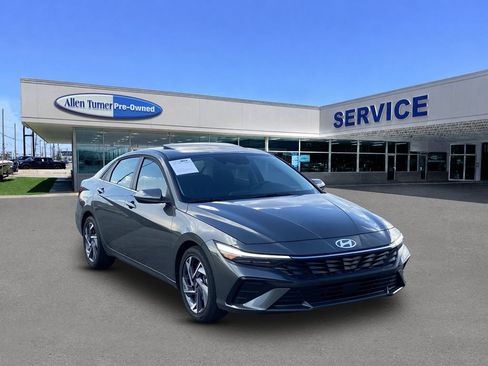 Certified 2025 Hyundai Elantra SEL FWD image 2