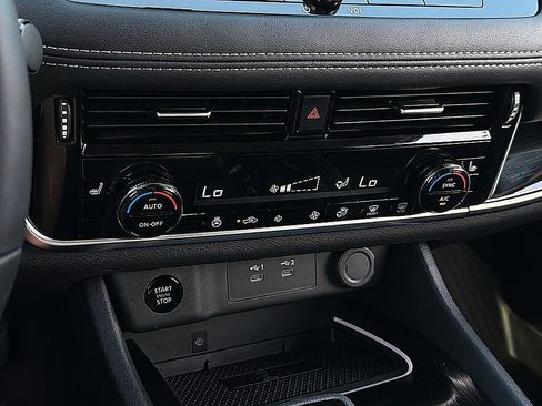Used 2025 Nissan Rogue SL FWD image 15