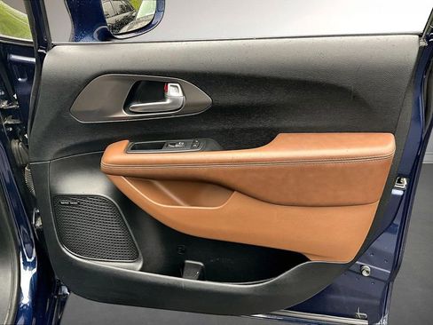 Used 2018 Chrysler Pacifica Limited w/ Tire & Wheel Group FWD image 28
