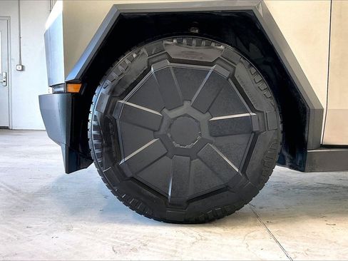 Used 2024 Tesla Cybertruck AWD Crew Cab image 4