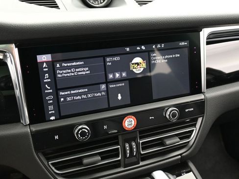 Certified 2025 Porsche Macan AWD/4WD image 21