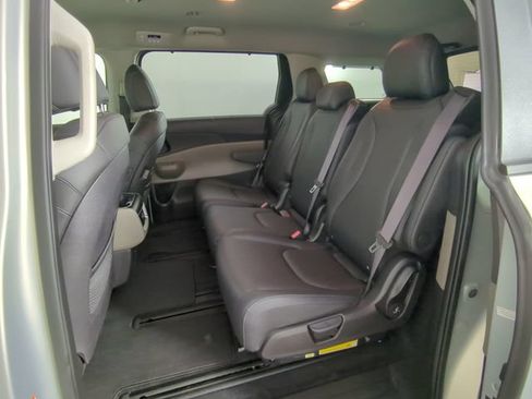 Used 2025 Kia Carnival EX FWD image 21