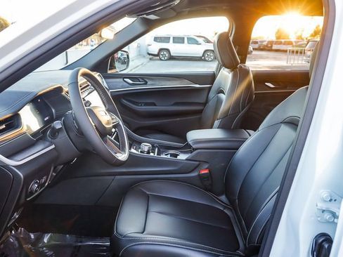 New 2025 Jeep Grand Cherokee Limited image 19