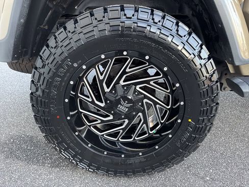 Used 2020 Jeep Gladiator Overland image 9