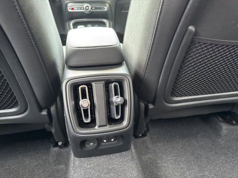 Certified 2025 Volvo XC40 B5 Plus AWD/4WD image 17